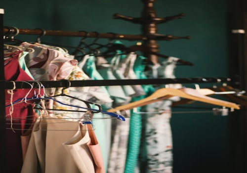 Wat is een capsule wardrobe en hoe stel je er zelf een samen?