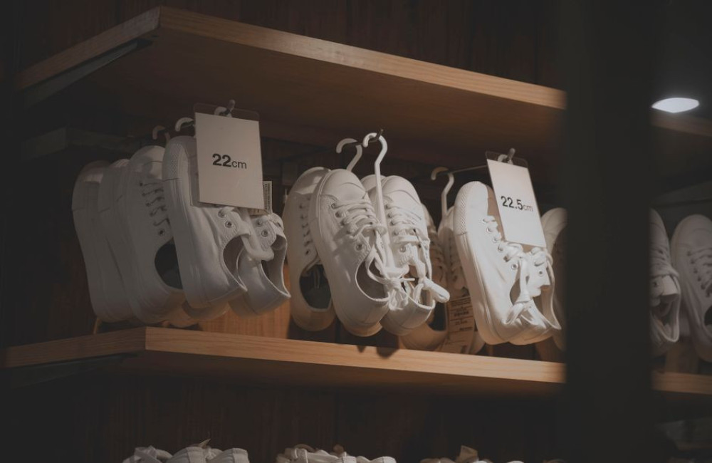 Kun je witte leren sneakers in de wasmachine wassen op 30 graden?
