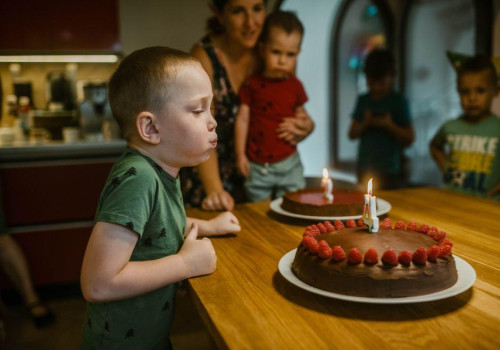 Verjaardag op vakantie vieren met je kind: zo regel je taart, cadeaus en een feestje