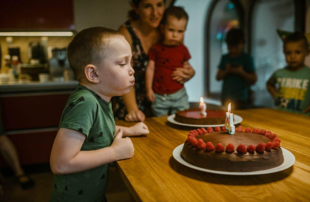 Verjaardag op vakantie vieren met je kind: zo regel je taart, cadeaus en een feestje