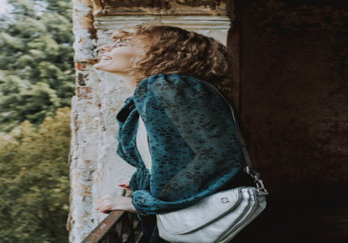 Hoe voorkom je dat knopen van een blouse openstaan bij de borst