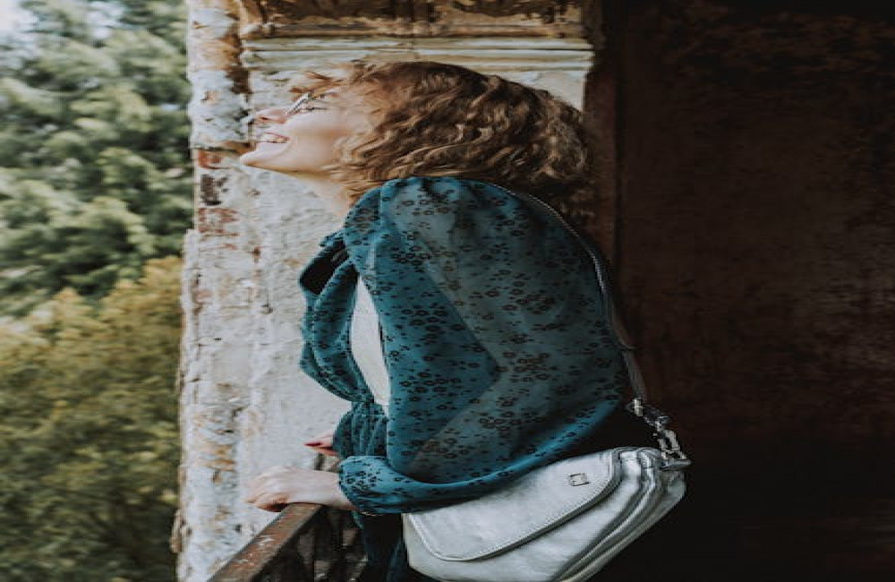 Hoe voorkom je dat knopen van een blouse openstaan bij de borst